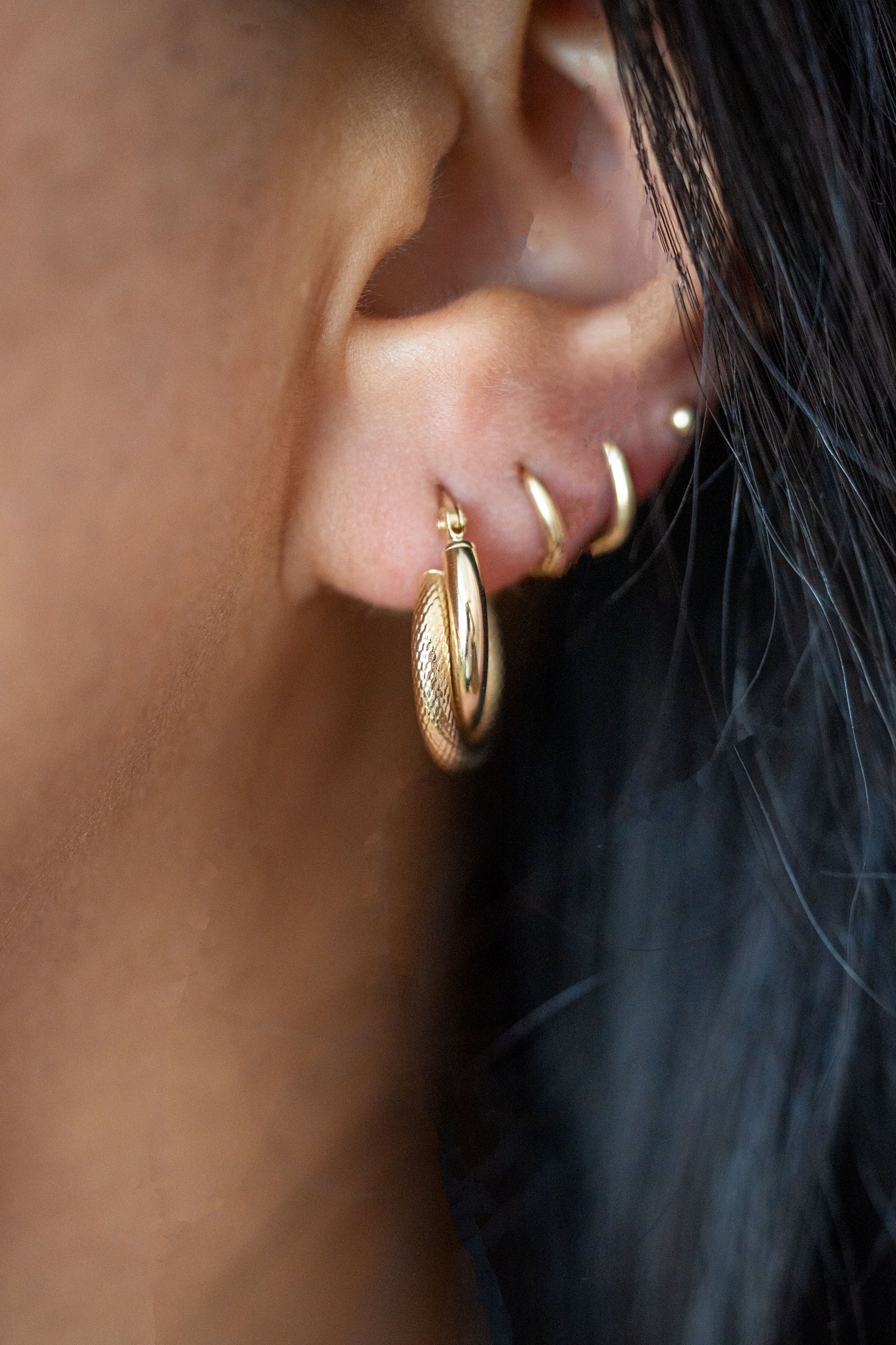PVLA | 14k Yellow Gold Crossover Hoop Earrings | Diamond Cut and High Polished Hoop Earrings | Arracada de Oro |