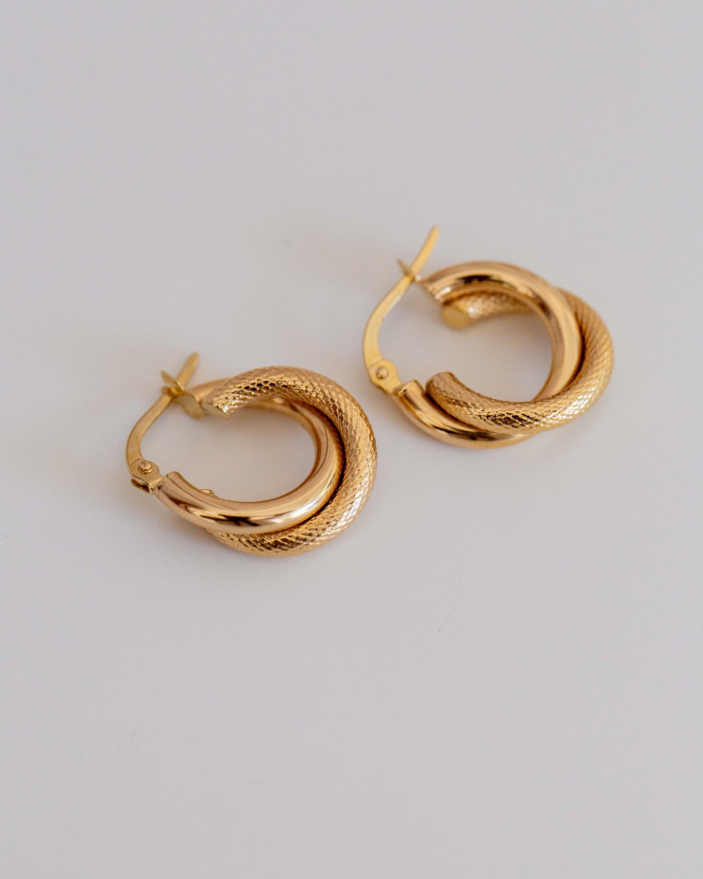 PVLA | 14k Yellow Gold Crossover Hoop Earrings | Diamond Cut and High Polished Hoop Earrings | Arracada de Oro |